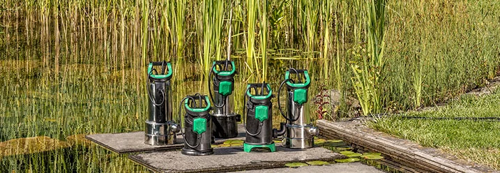 Mehrere Teichpumpen am Teichrand